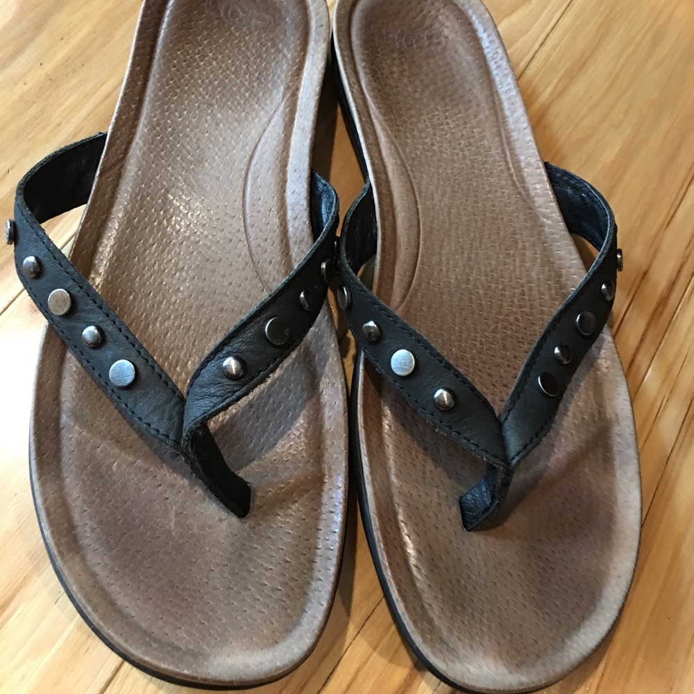 Ugg Lyndi Leather Flip Flop. Size 9.5